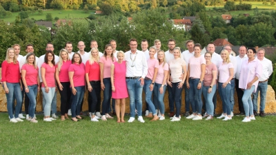Der Hofstaat: Katharina Relzow u. Christoph Suermann, Lisa u. Gabriel Nübel, Manuela u. Christoph Nübel, Kristin u. Alexander Behre, Miriam Naaff u. Kevin Ritter, Julia u. Christoph Toeberg, Lena Beringmeier u. Michael Nübel, Königspaar Judith und Alexander Mikus, Antonia Eikenberg u. Felix Suermann, Luisa Topp u. Paul Suermann, Sarah u. Benedikt Siewers, Amelie u. Sebastian Sanders, Wiebke u. Sebastian Wegge, Jennifer Beer u. Patrick Even, Beate Simolka u. Andre Zentgraf, Christian u. Nicole Otto (fehlt).  (Foto: St. Josef Dalhausen)