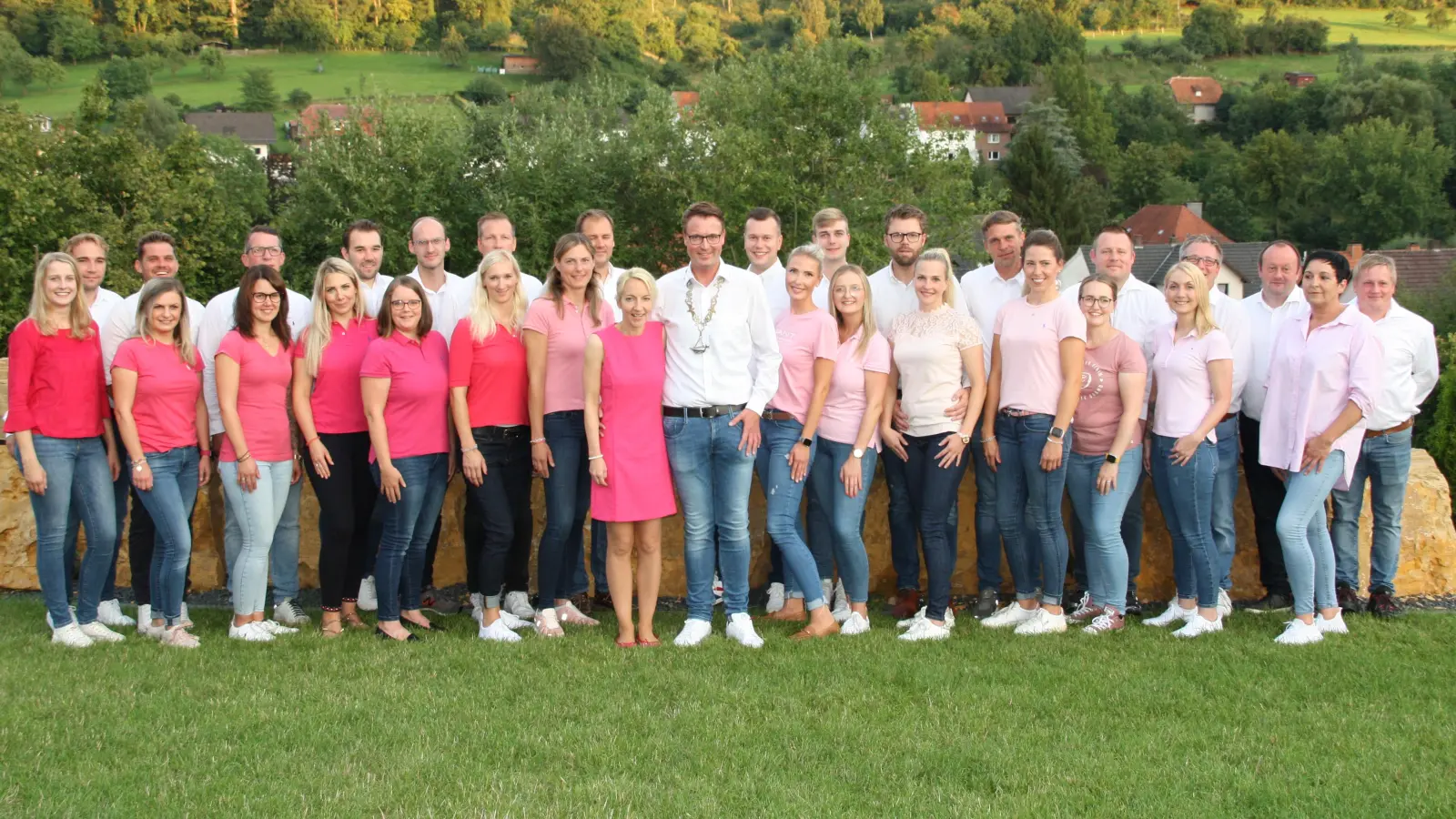 Der Hofstaat: Katharina Relzow u. Christoph Suermann, Lisa u. Gabriel Nübel, Manuela u. Christoph Nübel, Kristin u. Alexander Behre, Miriam Naaff u. Kevin Ritter, Julia u. Christoph Toeberg, Lena Beringmeier u. Michael Nübel, Königspaar Judith und Alexander Mikus, Antonia Eikenberg u. Felix Suermann, Luisa Topp u. Paul Suermann, Sarah u. Benedikt Siewers, Amelie u. Sebastian Sanders, Wiebke u. Sebastian Wegge, Jennifer Beer u. Patrick Even, Beate Simolka u. Andre Zentgraf, Christian u. Nicole Otto (fehlt).  (Foto: St. Josef Dalhausen)