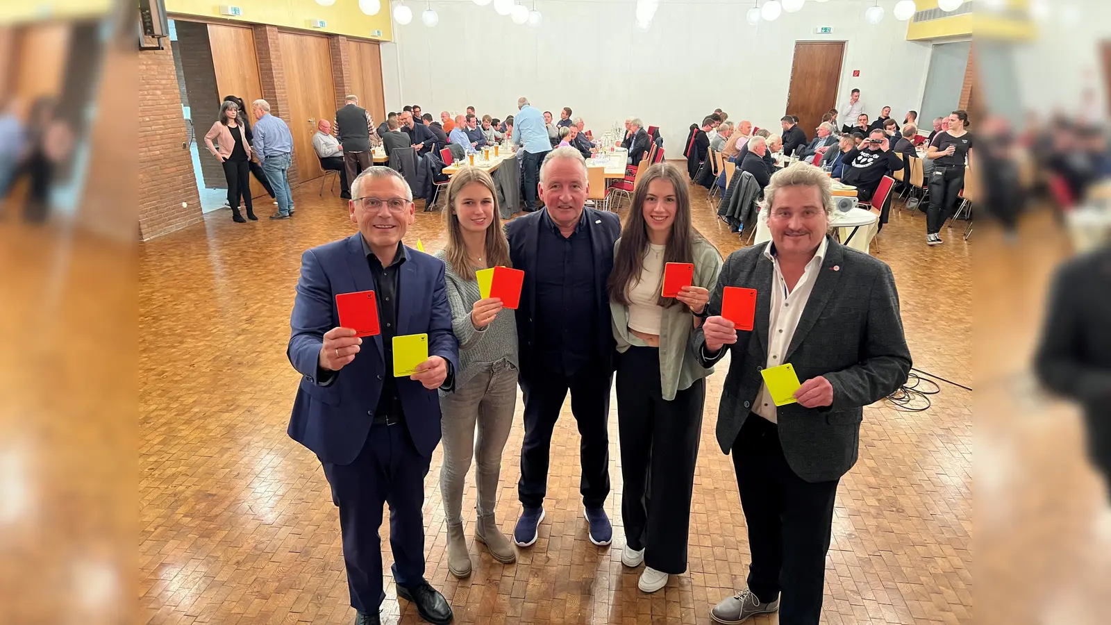 Schiedsrichterin Stine Fiege, Schiedsrichter-Legende Lutz Wagner, Schiedsrichterin Louisa Kanwischer und Kreisfußballwart Stefan Schindler. (Foto: Landkreis Kassel)