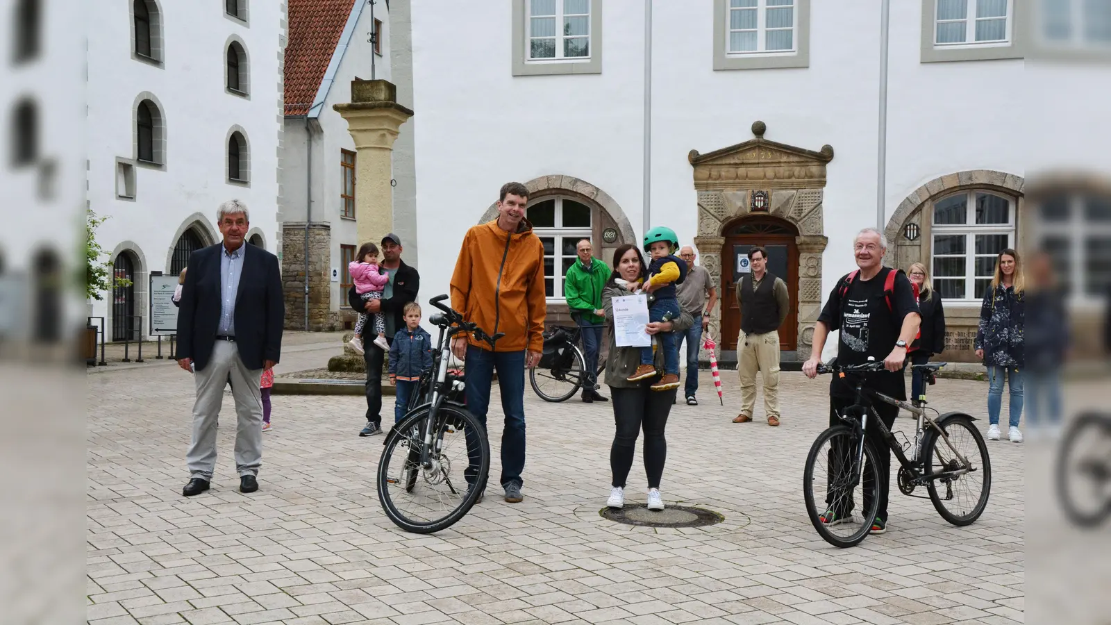 Die Sieger des Stadtradelns auf dem Marktplatz. (Foto: Foto: Stadt Brakel)