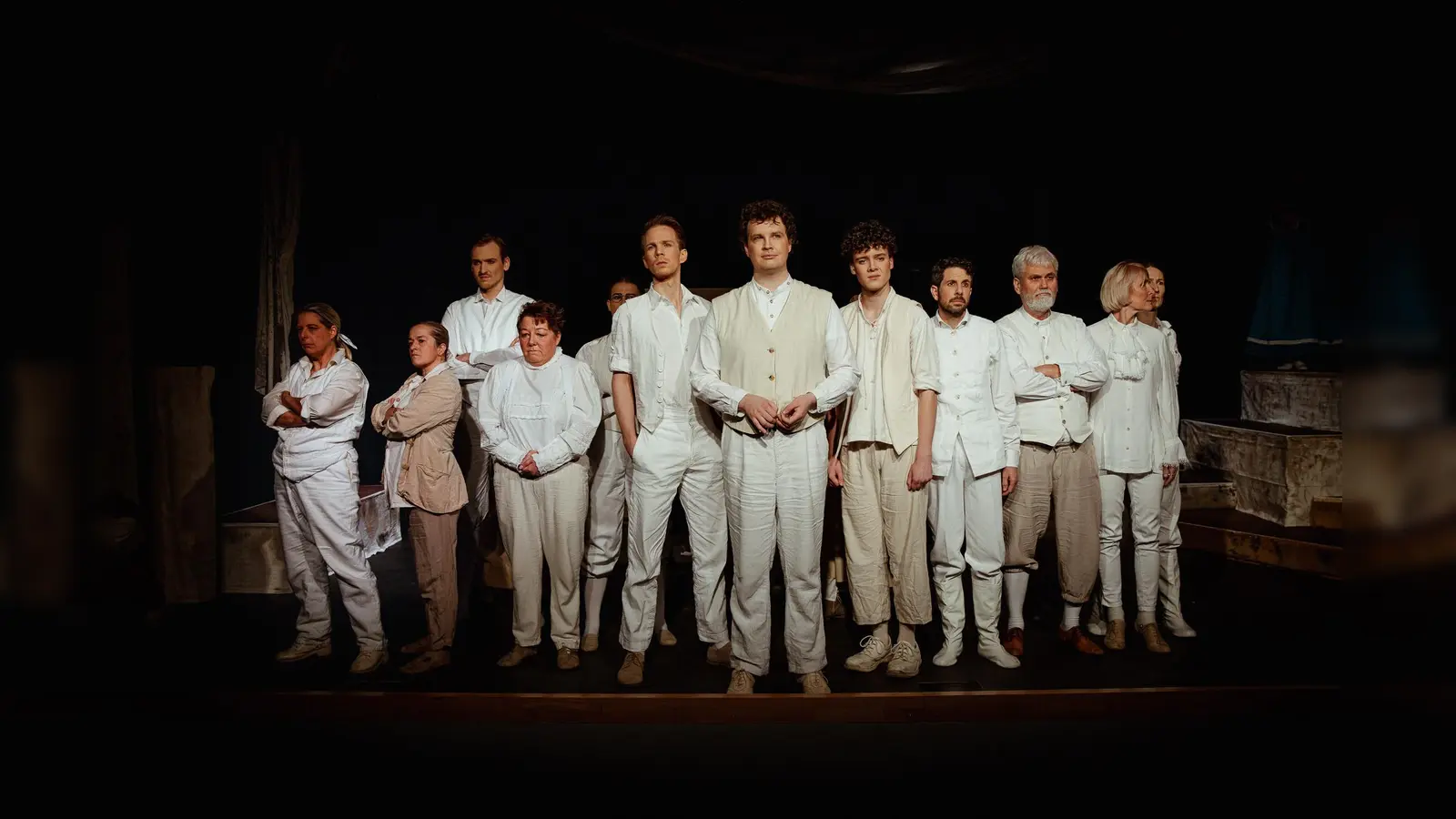 Das Ensemble auf der Bühne der Aula (Foto: Björn Leisten )