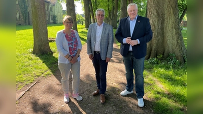 V.l.: Abteilungsleiterin Claudia Pelz-Weskamp, Schuldezernent Stefan Fellmann und Bürgermeister Daniel Hartmann. (Foto: Stadt Höxter)