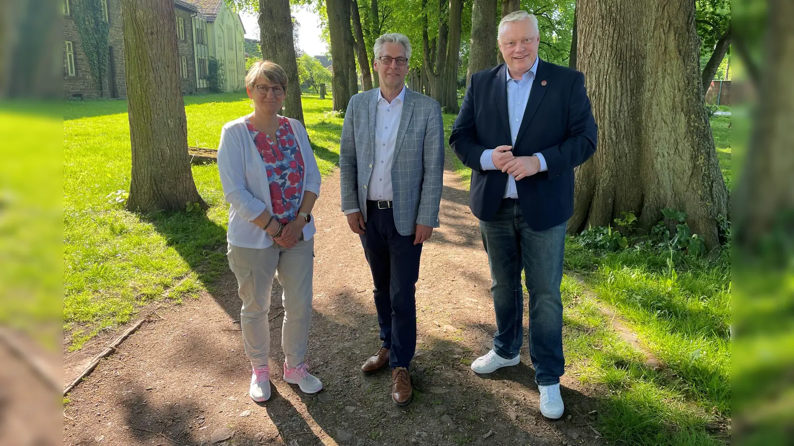 V.l.: Abteilungsleiterin Claudia Pelz-Weskamp, Schuldezernent Stefan Fellmann und Bürgermeister Daniel Hartmann. (Foto: Stadt Höxter)