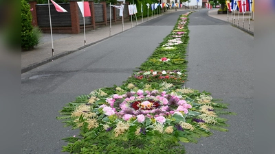 Der Blumenteppich als ein farbenfrohes Zeichen lebendiger Tradition. (Foto: privat)