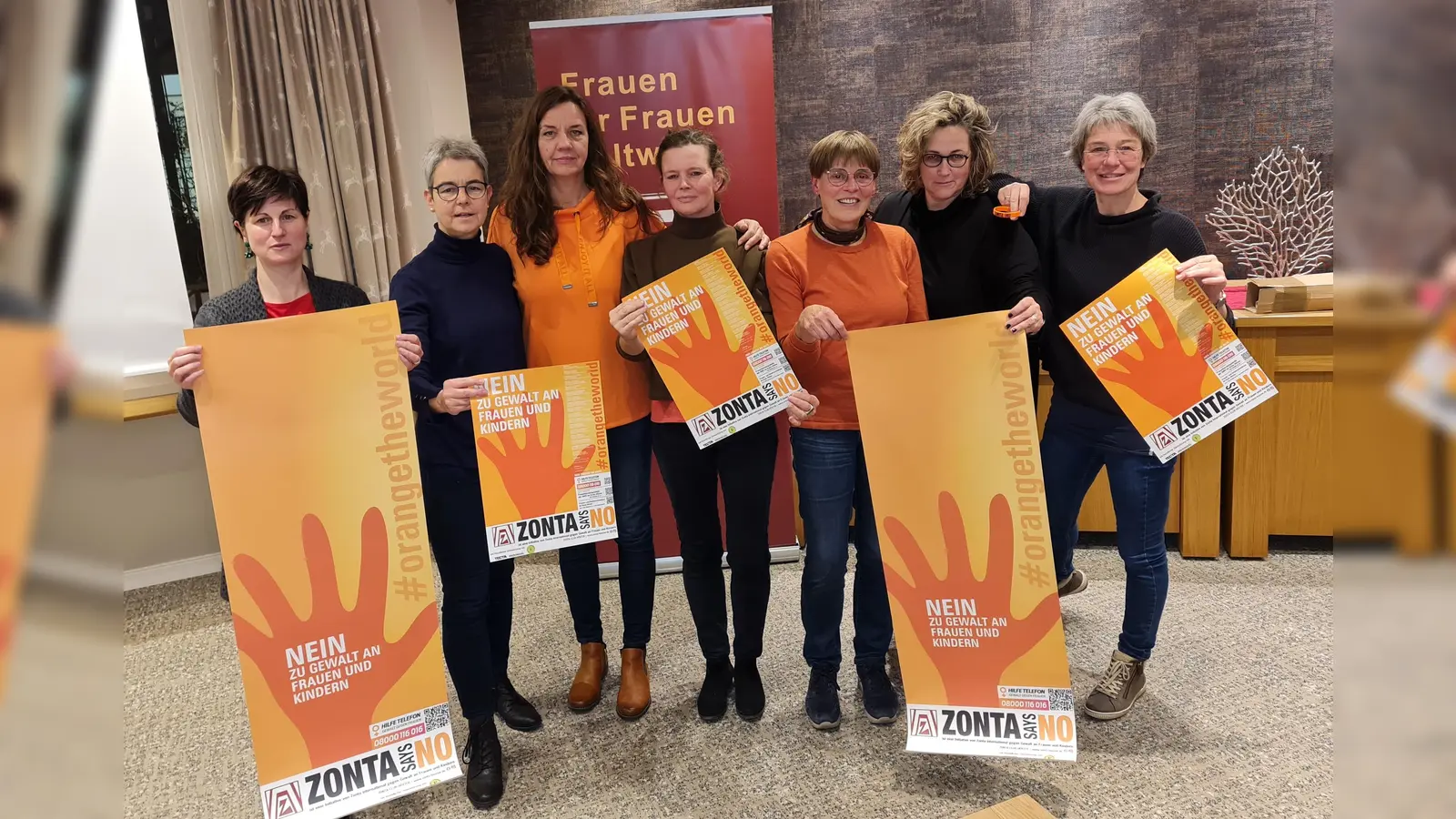 Auch unter dem Energiespar-Gebot bringen sie die Kampagnen-Farbe Orange engagiert und mit Ideen in die Öffentlichkeit: Cécile Droste zu Vischering (v.l.), Claudia Bonefeld, Silke Köhler, Annette Finkeldei, Ruth Koßmann, Barbara Fien und Heike Jandt. (Foto: Zonta-Club Höxter)