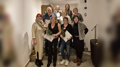 Auf dem Bild von links unten: Daniela Nowak-Henkel (Kursleitung), Larissa Schwan, Manuela Wiechers, Susanne Michels (Kursleitung).<br>Von links oben: Johannes Kersting, Marie-Sophie Stamm, Anja Drüke, Rita Tensi (Kursleitung) und Lorraine Tweddle. (Foto: privat)