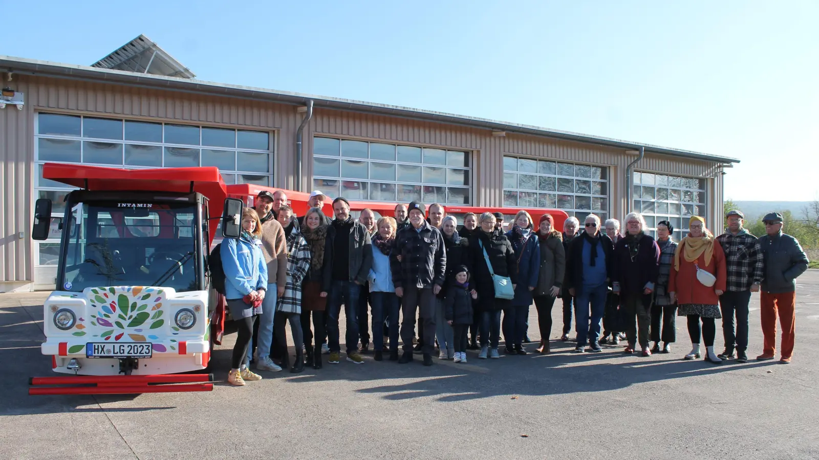 Die Jungfern-Fahrt der Bimmelbahn fand bei bestem Sonntagswetter statt. (Foto: LGS 2023 Höxter/Manuela Puls)