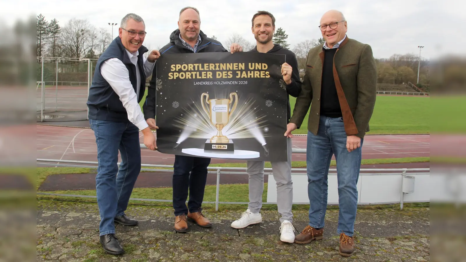 Der Startschuss für die Wahl zum Sportler des Jahres ist gefallen! Auf möglichst zahlreiche Vorschläge freuen sich (v.l.) Moderator Wolfgang Jacob, Landrat Michael Schünemann, KSB-Geschäftsführer Steve Sander und KSB-Vorsitzender Bernd Wiesendorf. (Foto: Kreissportbund Holzminden)