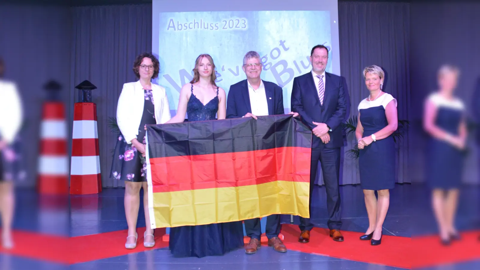 Während der Entlassfeier übergab Christian Haase (MdB) eine Urkunde und eine Flagge (v.l.): Britta Grube, Leandra Grube, Christian Haase (MdB), Falk Grube und Verena Speer-Ramlow (Schulleiterin). (Foto: privat)