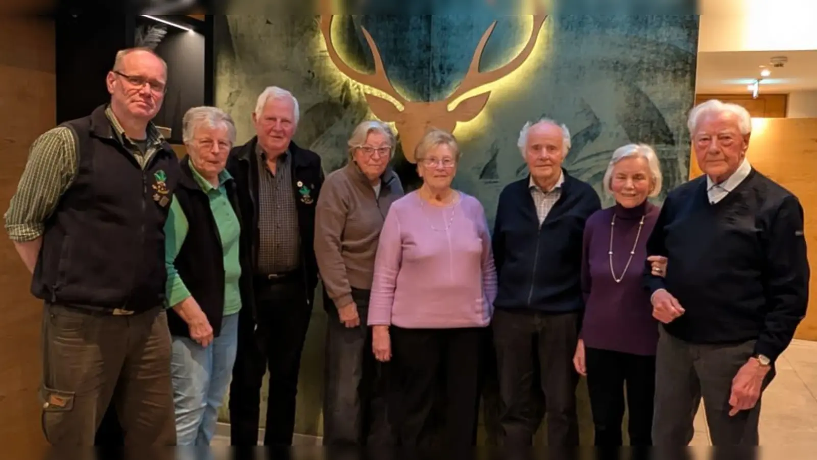 Der 1. Vorsitzender Michael Hindahl ehrte für 25 Jahre Mitgliedschaft (v.l.) Gabriele und Hans-Josef Niggemann, Hedwig Dreher, Gertrud und Reinhold Klaes sowie Else und Josef Brockmann. Im Bild fehlt Karin Wollmann. (Foto: Eggegebirgsverein Sandebeck / privat)
