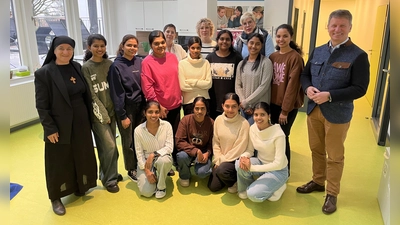 Bei einem Treffen in der Pflegeschule in Rimbeck haben sich (r.) Landrat Michael Stickeln, Anja Lücke (Leiterin Abteilung Alter, Pflege und Heimaufsicht des Kreises Höxter), Carolin Reitemeyer (Leiterin Haus Phöbe) und Silke Kaufmann (Leiterin des Bildungs-Instituts für Pflegeberufe) über die erfolgreiche Kooperation mit der Schwester-Hatune-Stiftung ausgetauscht. Die syrisch-orthodoxe Schwester Hatune Dogan (r.) hat erfolgreich acht junge Frauen aus Indien in den Pflegebereich der Region vermitteln – weitere sollen folgen. (Foto: Kreis Höxter)