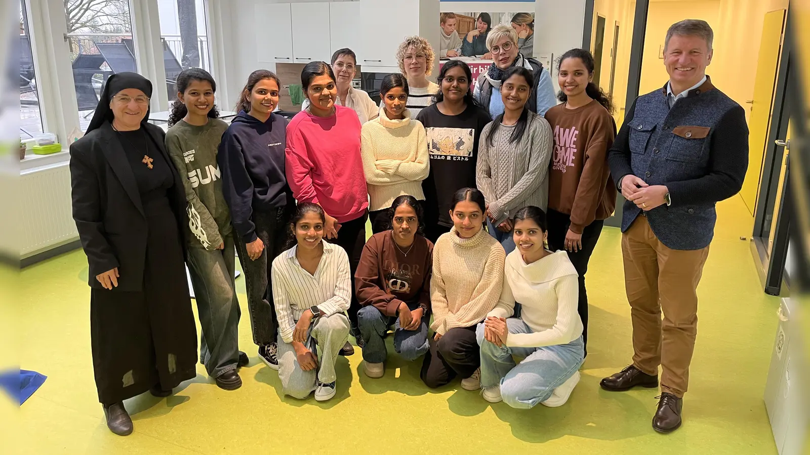 Bei einem Treffen in der Pflegeschule in Rimbeck haben sich (r.) Landrat Michael Stickeln, Anja Lücke (Leiterin Abteilung Alter, Pflege und Heimaufsicht des Kreises Höxter), Carolin Reitemeyer (Leiterin Haus Phöbe) und Silke Kaufmann (Leiterin des Bildungs-Instituts für Pflegeberufe) über die erfolgreiche Kooperation mit der Schwester-Hatune-Stiftung ausgetauscht. Die syrisch-orthodoxe Schwester Hatune Dogan (r.) hat erfolgreich acht junge Frauen aus Indien in den Pflegebereich der Region vermitteln – weitere sollen folgen. (Foto: Kreis Höxter)
