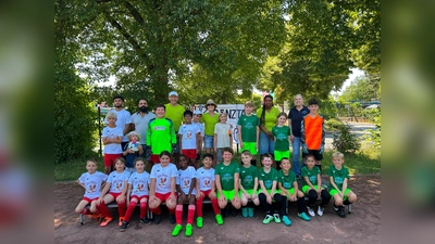 Die Finalisten (v.l.): Untere Reihe: Finn, Liam, Mila, Helin, Asema, Bassam, Leon, Daniel, Leonhard, Hazal, Henri<br>Mittlere Reihe: Luis, Balljunge Karl, Mihai-Stefan, Waris, Linienrichter: Emir und Maxi, Moritz, Sophie, Emil,<br>Hintere Reihe: Schiedsrichter Shafik, Herr Bero, Coach Manfred, OGS-Leitung Frau Schubring, Coach Crystin, Frau Dr. Müller-Siems. (Foto: privat)