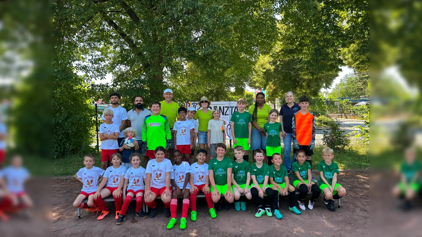 Die Finalisten (v.l.): Untere Reihe: Finn, Liam, Mila, Helin, Asema, Bassam, Leon, Daniel, Leonhard, Hazal, Henri<br>Mittlere Reihe: Luis, Balljunge Karl, Mihai-Stefan, Waris, Linienrichter: Emir und Maxi, Moritz, Sophie, Emil,<br>Hintere Reihe: Schiedsrichter Shafik, Herr Bero, Coach Manfred, OGS-Leitung Frau Schubring, Coach Crystin, Frau Dr. Müller-Siems. (Foto: privat)