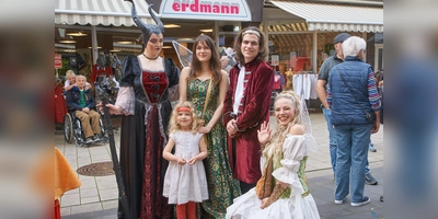 Die Feen und der Prinz aus dem Märchen luden kleine und große Festbesucher zu gemeinsamen Fotos ein. (Foto: Stefan Bönning)