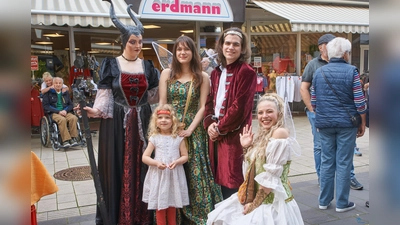 Die Feen und der Prinz aus dem Märchen luden kleine und große Festbesucher zu gemeinsamen Fotos ein. (Foto: Stefan Bönning)