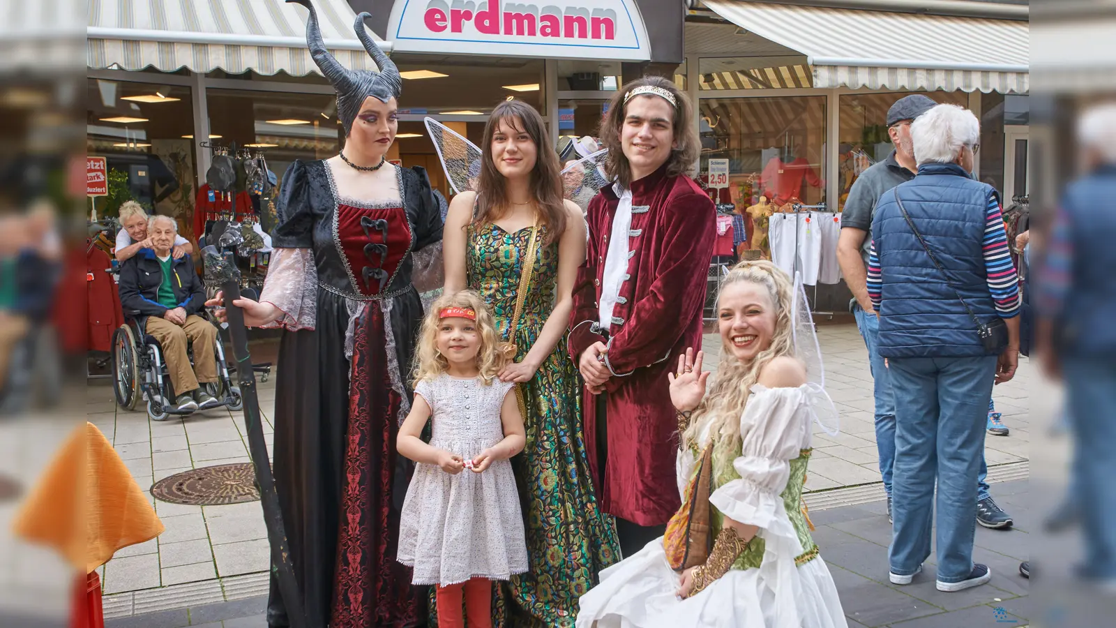 Die Feen und der Prinz aus dem Märchen luden kleine und große Festbesucher zu gemeinsamen Fotos ein. (Foto: Stefan Bönning)