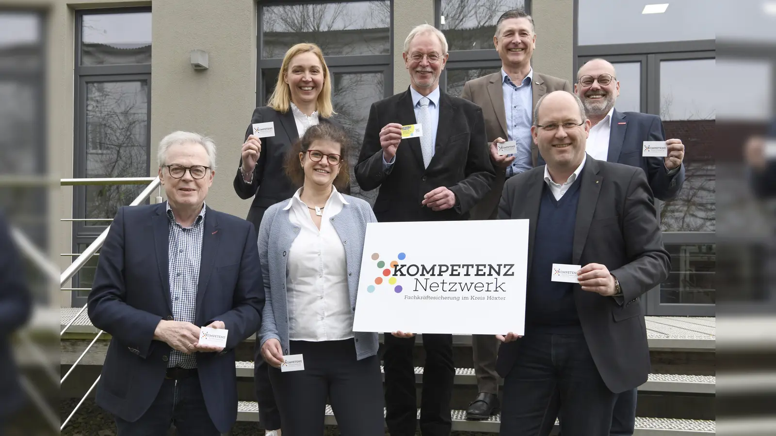 Die Kooperationspartner (v.l.): Melanie Cramer (Geschäftsführerin Arbeitgeberverband), Heinz Thiele (Vorsitzender d. Geschäftsführung Agentur für Arbeit, Paderborn), Jürgen Behlke (Geschäftsführer Leiter der Zweigstelle Paderborn + Höxter, IHK Ostwestfalen zu Bielefeld), Gerald Studzinsky (Hauptgeschäftsführer Kreishandwerkerschaft Höxter – Warburg) (unten v. l.): Klaus Schumacher (Kreisdirektor Kreis Höxter), Tanja Hartmann (Geschäftsführerin Jobcenter Kreis Höxter), Michael Stolte (Geschäftsführer GfW Höxter).  (Foto: Irina Jansen, GfW)