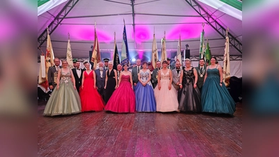 Die amtierenden Majestäten: Christoph und Verena Weber (Papenhöfen); Maximilian Gehrke und Svea Hillebrand (Bredenborn Jung); Harry und Kerstin Lücke (Bredenborn Alt); Daniel und Nadine Hillmann (Altenbergen); Dietmar und Karin Haneke (Vörden); Matthias Koch und Johanna Multhaup-Koch (Kollerbeck); David und Elisabeth Hensel (Born-Münsterbrock); Lukas Welling und Leonie Tappe (Löwendorf). (Foto: privat)