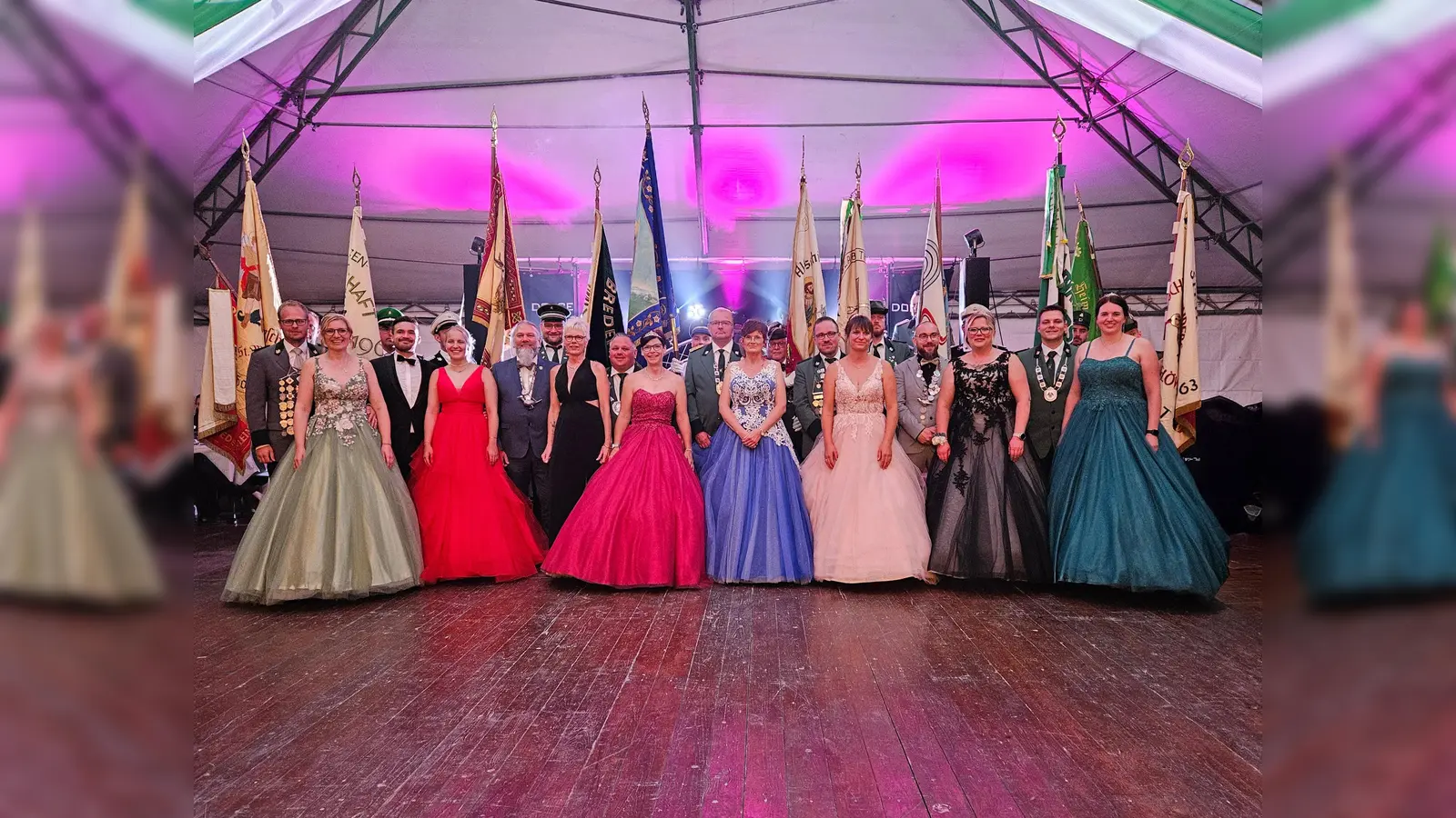 Die amtierenden Majestäten: Christoph und Verena Weber (Papenhöfen); Maximilian Gehrke und Svea Hillebrand (Bredenborn Jung); Harry und Kerstin Lücke (Bredenborn Alt); Daniel und Nadine Hillmann (Altenbergen); Dietmar und Karin Haneke (Vörden); Matthias Koch und Johanna Multhaup-Koch (Kollerbeck); David und Elisabeth Hensel (Born-Münsterbrock); Lukas Welling und Leonie Tappe (Löwendorf). (Foto: privat)