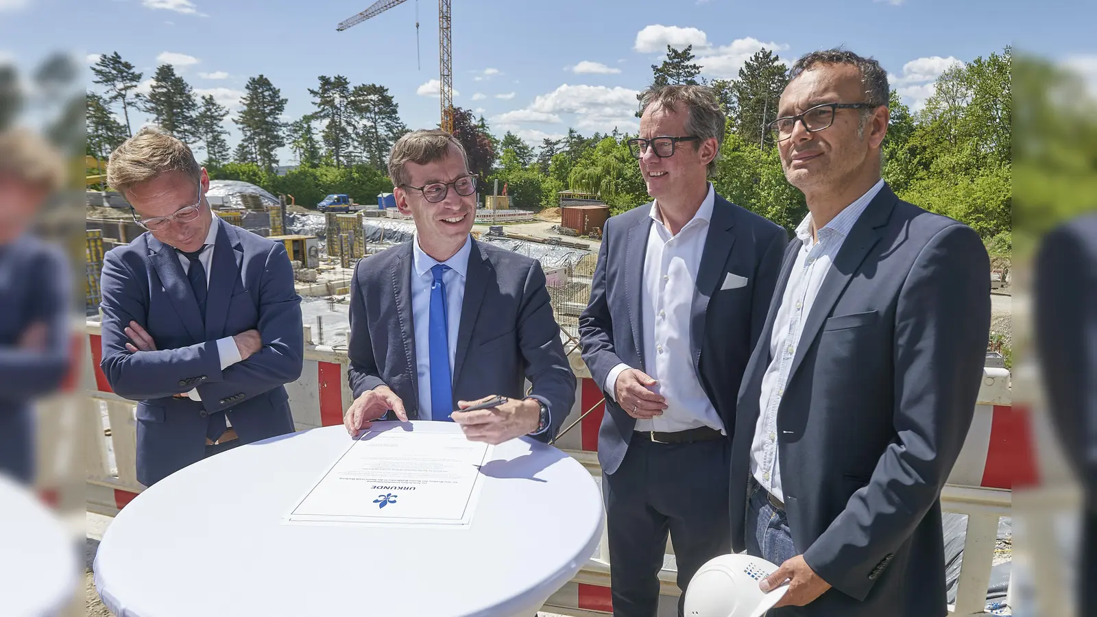 Unterzeichneten die Urkunde der Grundsteinlegung (v.l.): Staatssekretär Daniel Sieveke, Bürgermeister Tobias Scherf, Stadtwerke-Geschäftsführer Leander Sasse und Architekt Thomas Kalman. (Foto: Stefan Bönning)