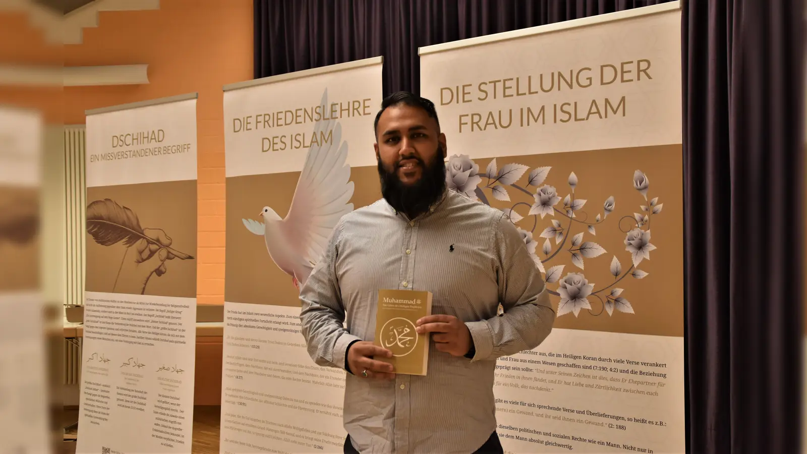 Shakor Ahmad Nasir aus Blomberg erläuterte auf Wunsch die Ausstellung und stand für Gespräche zur Verfügung.  (Foto: Barbara Siebrecht)