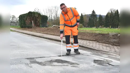 Bauwart Marco Eikhoff an einem älteren Aufbruch in Scharfoldendorf. Die unsachgemäße Schließung hat mit der Zeit zu erheblichen Schäden geführt. (Foto: Peter Drews/Landkreis Holzminden)