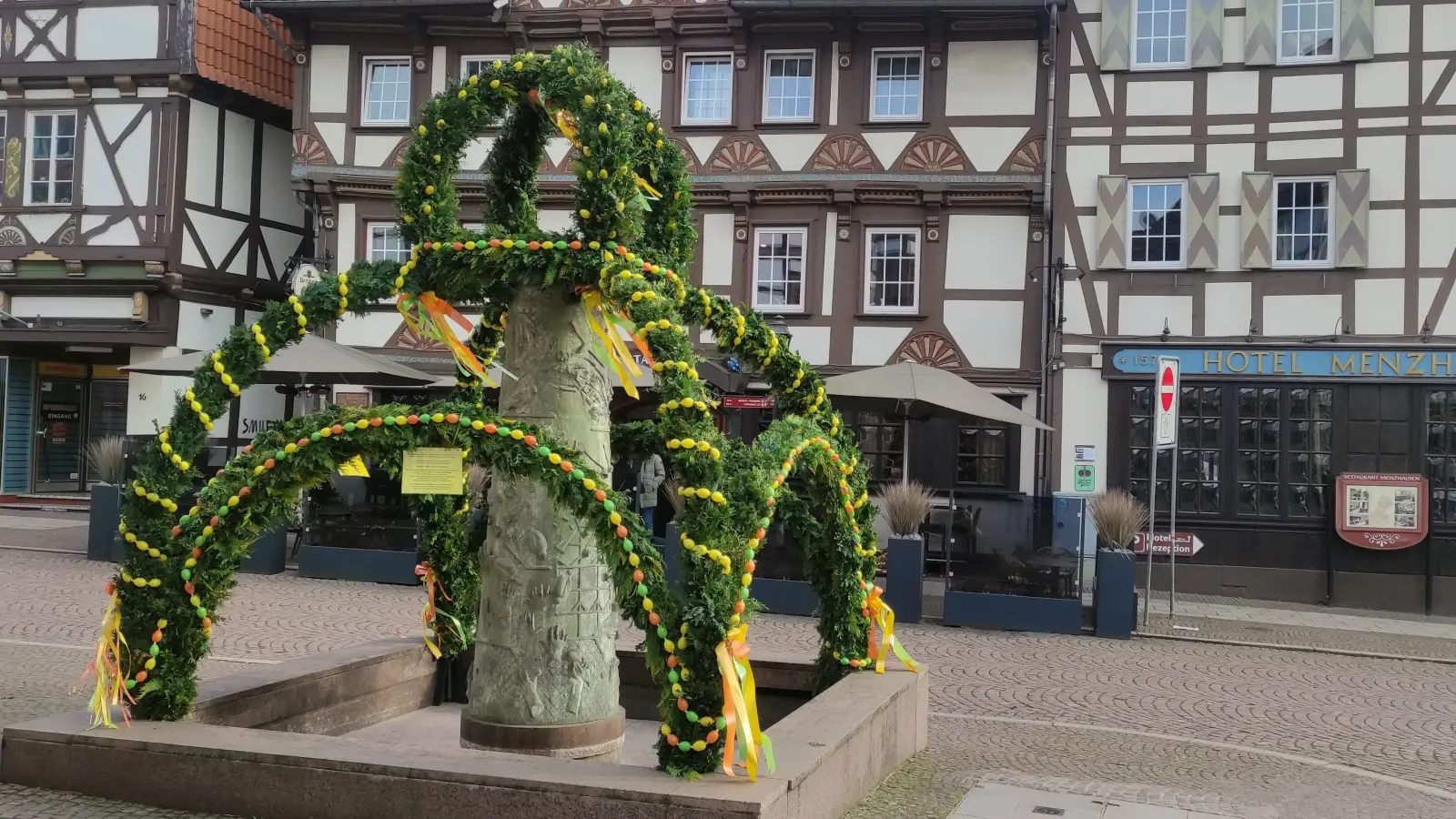 Der geschmückte Osterbrunnen. (Foto: Touristik-Information Uslar)