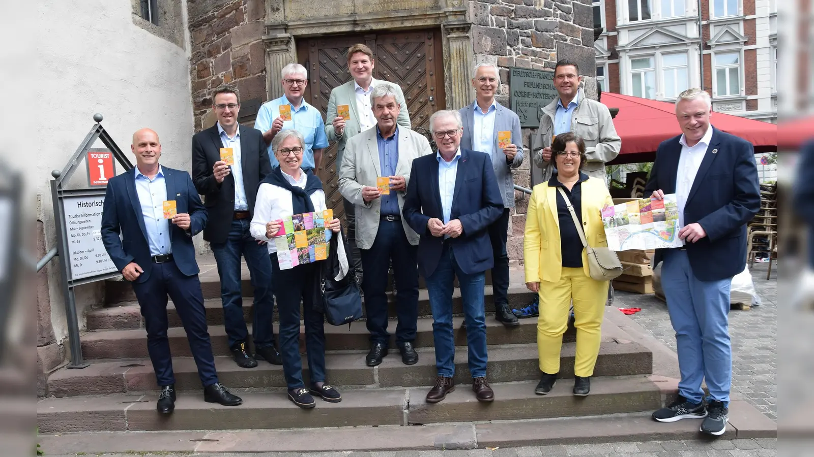 Ideen entwickeln, um die Chancen der Landesgartenschau 2023 gemeinsam zu nutzen – h.v.l. Günter Weskamp (stellv. Bürgermeister Stadt Beverungen), Nicolas Aisch (Bürgermeister Stadt Borgentreich), Josef Suermann (Bürgermeister Stadt Marienmünster), Carsten Torke (Bürgermeister Stadt Steinheim), m.v.l. Andreas Niggemeyer (Erster Beigeordneter Stadt Warburg), Hermann Temme (Bürgermeister Stadt Brakel), v.v.l. Stephan Kunstein (stellv. Bürgermeister Stadt Nieheim), Christa Heiemann (stellv. Bürgermeisterin Stadt Bad Driburg), Kreisdirektor Klaus Schumacher, LGS-Geschäftsführerin Claudia Koch und Höxters Bürgermeister Daniel Hartmann vor dem Historischen Rathaus in Höxter. (Foto: Stadt Höxter)
