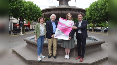 Sehen den Marktsommer Konzerten mit großer Vorfreude entgegen (v.l.): Isabell Adam vom Stadtmarketing Holzminden, Karlheinz Klammt (Vorsitzender des Kulturvereins Holzminden), Sarah Krause von den Stadtwerken Holzminden und Stadtmarketing-Geschäftsführer Volkmar Stanoschek. (Foto: Marc Otto)
