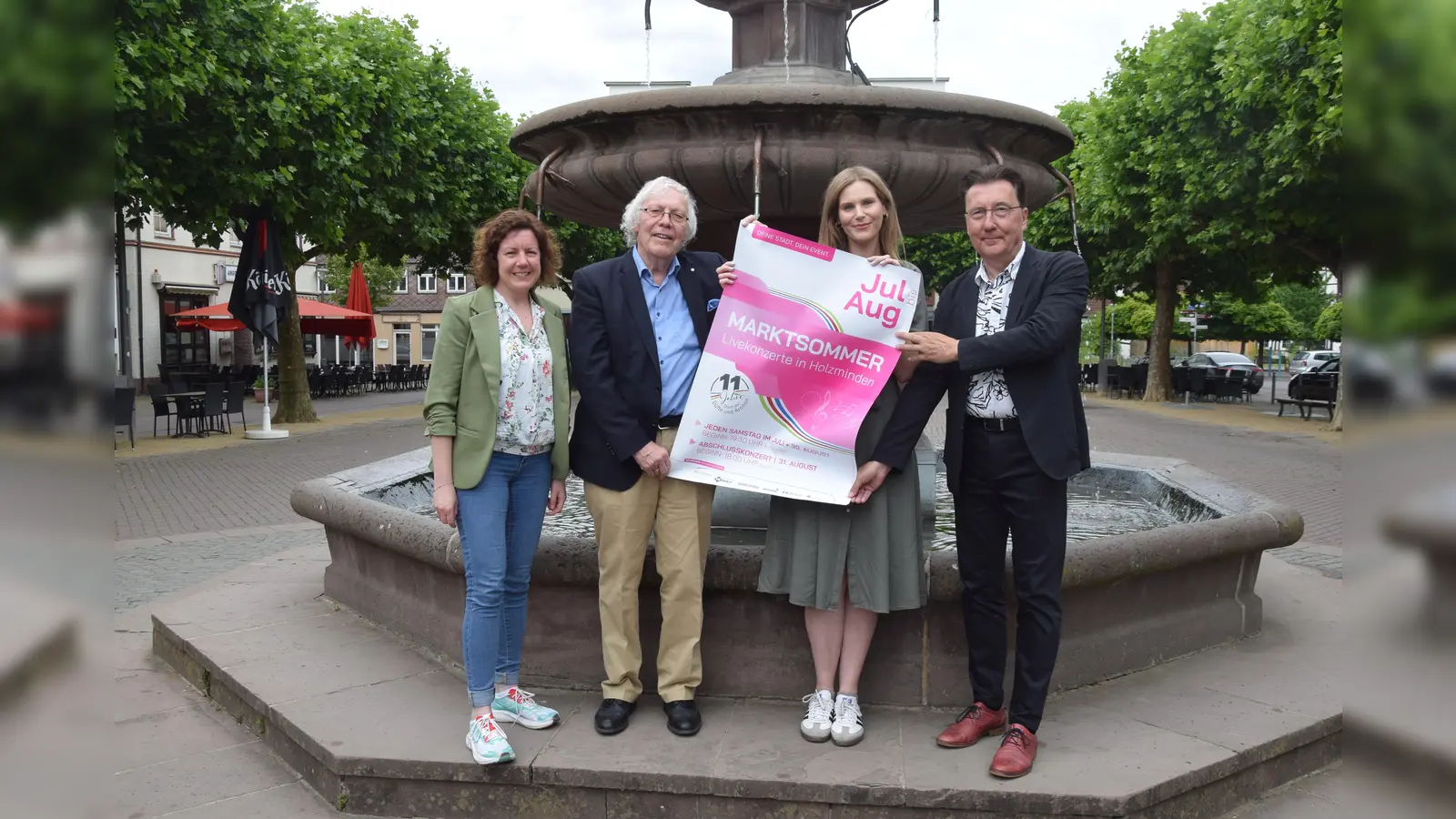 Sehen den Marktsommer Konzerten mit großer Vorfreude entgegen (v.l.): Isabell Adam vom Stadtmarketing Holzminden, Karlheinz Klammt (Vorsitzender des Kulturvereins Holzminden), Sarah Krause von den Stadtwerken Holzminden und Stadtmarketing-Geschäftsführer Volkmar Stanoschek. (Foto: Marc Otto)