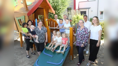 Das neue Zwergenhaus auf dem Spielplatz der Betriebs-Kita des Kreises Höxter in der Corveyer Allee in Höxter ist eröffnet: Mit den Kindern freuen sich (von links): Erzieherin Michaela Triulcio, Karolin Stondzik (stellvertretende Leiterin Kinderkreisel), Daniel Schmereim (Abteilungsleiter Interne Dienstleistungen und Gebäude beim Kreis Höxter), Jan Philipp Müller (Interne Dienstleistungen und Gebäude), Landrat Michael Stickeln, Patricia Bieber (Leiterin der Kitas Kinderkreisel und St. Peter und Paul in Höxter) sowie Erzieherin Nele Schäfer. (Foto: Kreis Höxter)