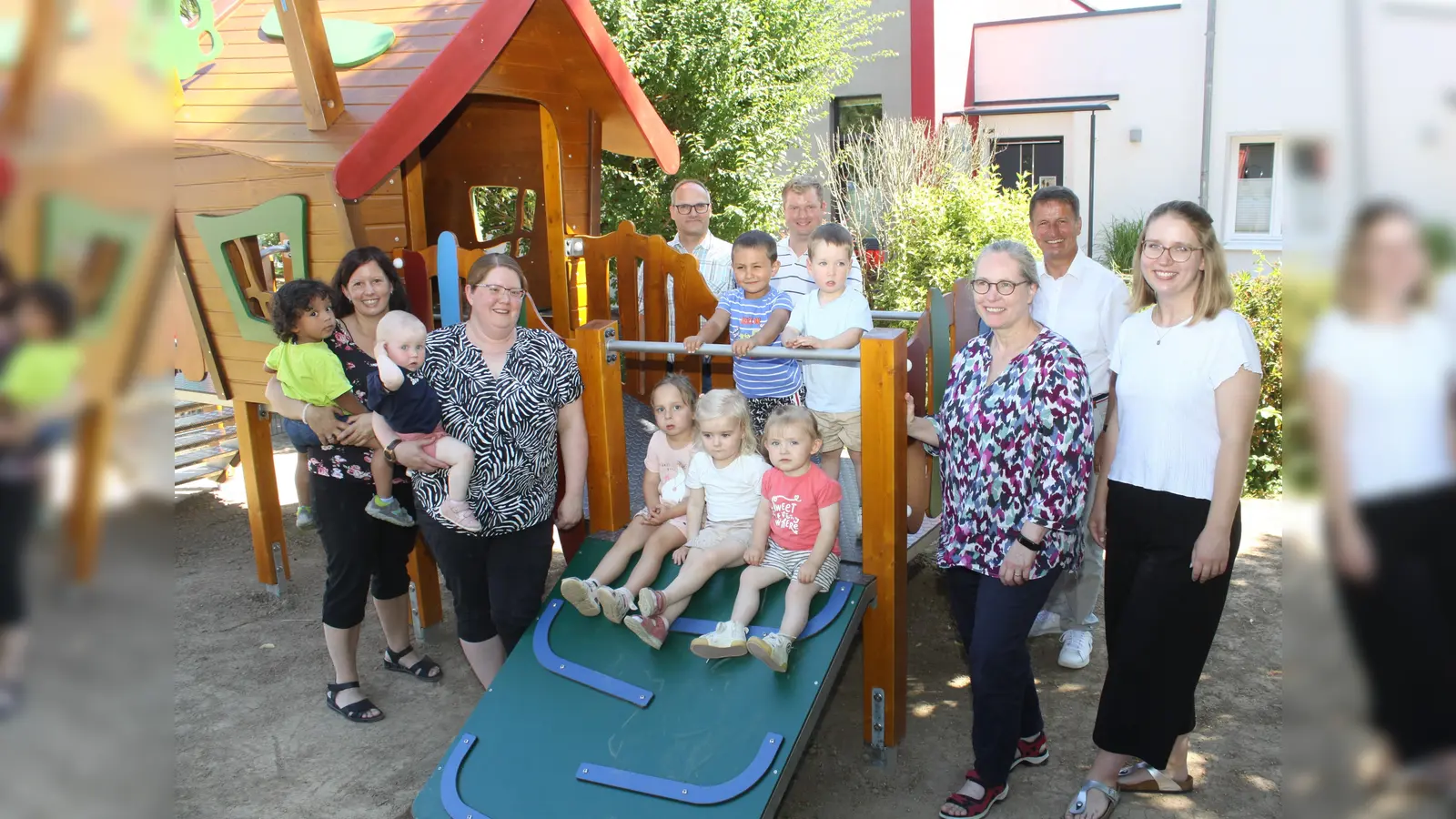 Das neue Zwergenhaus auf dem Spielplatz der Betriebs-Kita des Kreises Höxter in der Corveyer Allee in Höxter ist eröffnet: Mit den Kindern freuen sich (von links): Erzieherin Michaela Triulcio, Karolin Stondzik (stellvertretende Leiterin Kinderkreisel), Daniel Schmereim (Abteilungsleiter Interne Dienstleistungen und Gebäude beim Kreis Höxter), Jan Philipp Müller (Interne Dienstleistungen und Gebäude), Landrat Michael Stickeln, Patricia Bieber (Leiterin der Kitas Kinderkreisel und St. Peter und Paul in Höxter) sowie Erzieherin Nele Schäfer. (Foto: Kreis Höxter)