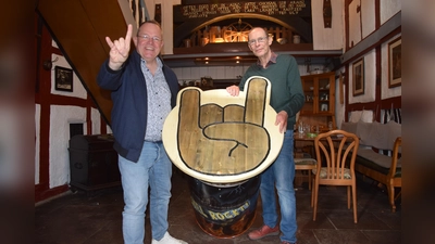 V.l.: Bernhard Fischer und Michael Elbracht-Hülseweh vom Gasthaus Zur Meierei sehen Brakel rockt mit Vorfreude entgegen. (Foto: Marc Otto)