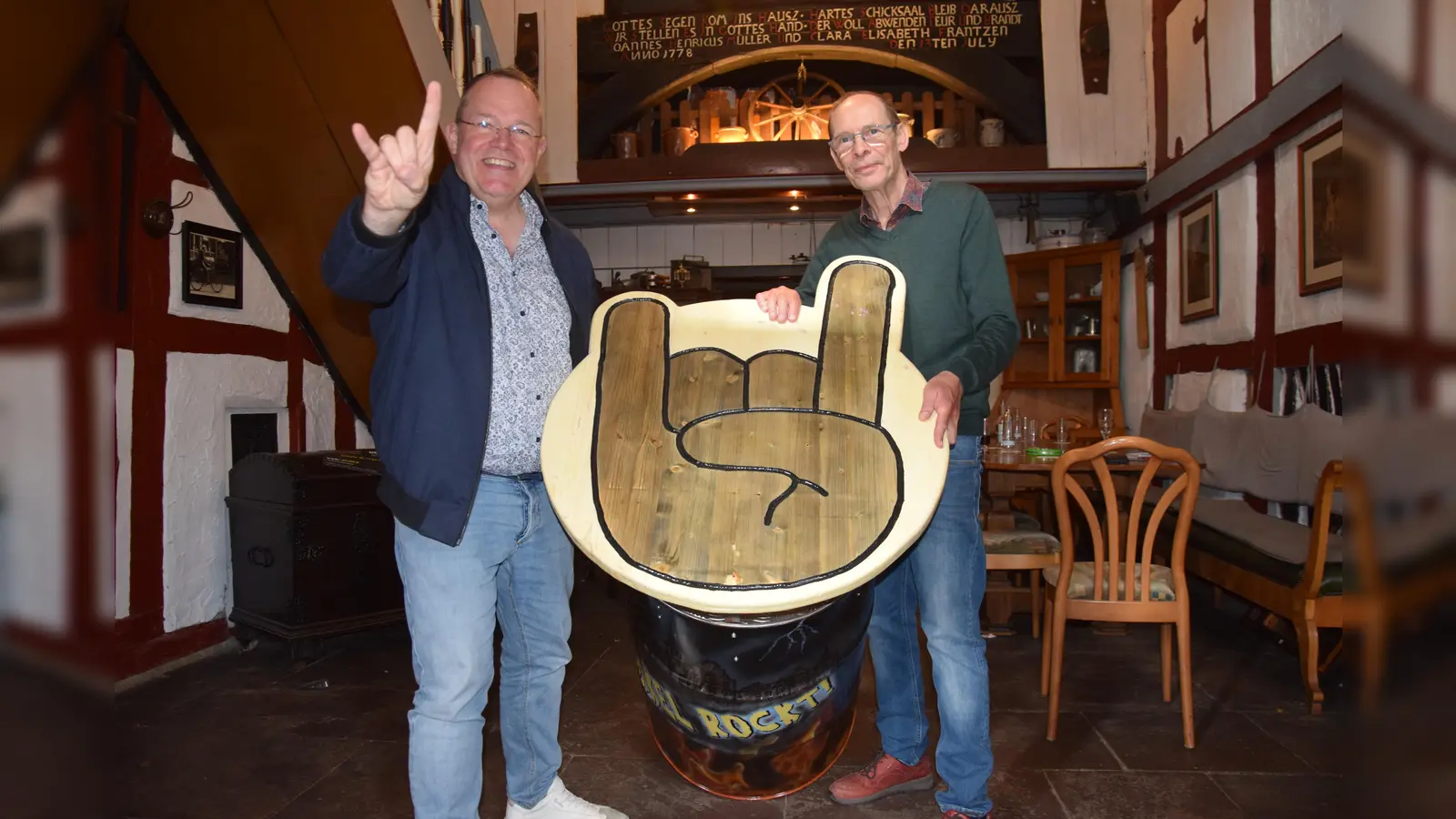 V.l.: Bernhard Fischer und Michael Elbracht-Hülseweh vom Gasthaus Zur Meierei sehen Brakel rockt mit Vorfreude entgegen. (Foto: Marc Otto)