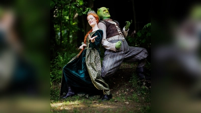 Fiona (Jule Loermann) und Shrek (Jonas Fromme) beim Luftgitarren-Solo. (Foto: Freilichtbühne Bökendorf e. V. | Björn Leisten)