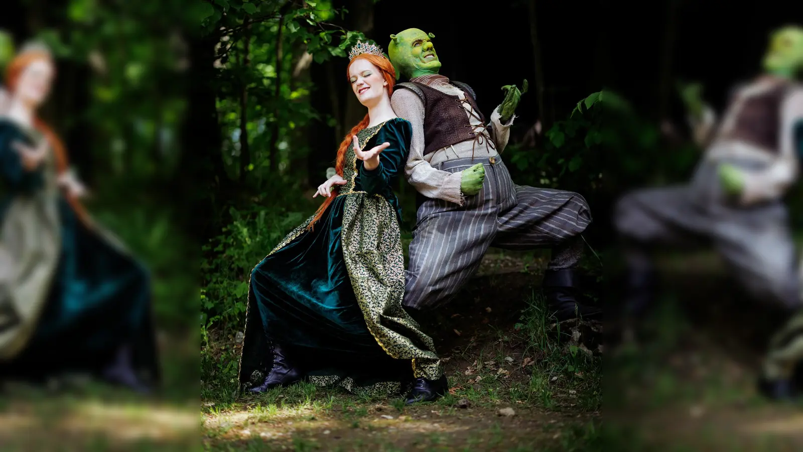 Fiona (Jule Loermann) und Shrek (Jonas Fromme) beim Luftgitarren-Solo. (Foto: Freilichtbühne Bökendorf e. V. | Björn Leisten)