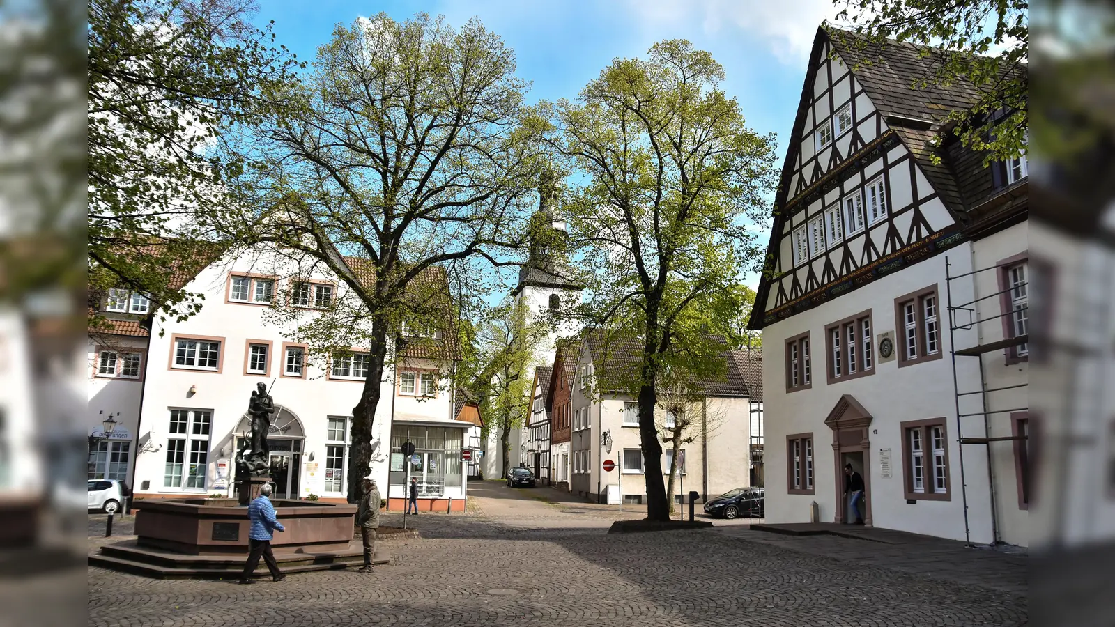 Beverunger Kellerplatz mit Michaelsbrunnen und Rathaus. (Foto: Peter Vössing)
