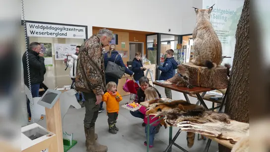 Im Wildparkhaus. (Foto: Touristik-Information Neuhaus und Silberborn)