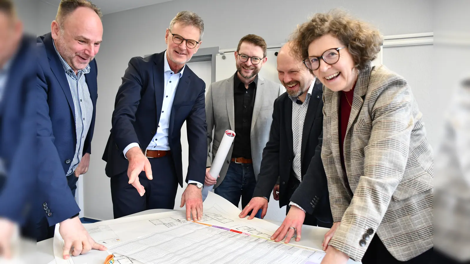 Wollen die Schulentwicklung künftig noch stärker voranbringen (v.l.): Landrat Michael Schünemann, Kreisbaurat Ralf Buberti, Thomas Liebe, Stefan Schmidt und Andreas Wessel aus der neuen Projektgruppe. (Foto: Peter Drews/Landkreis Holzminden)