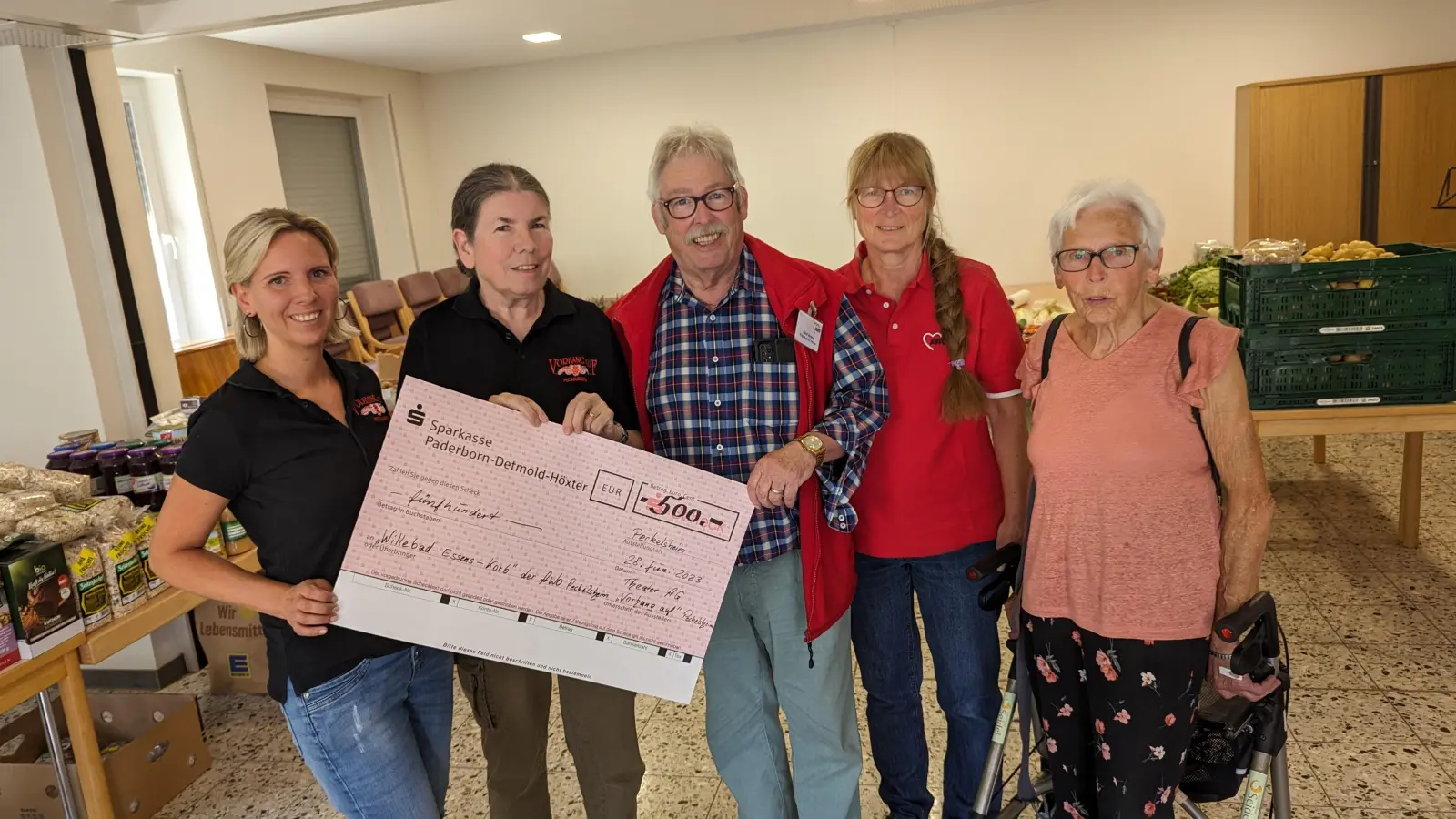 Tanja Rebmann und Sabine Gröppel von der Theater AG, Paul Arens, Dorit Flore und Maria Rose von der AWO. (Foto: privat)