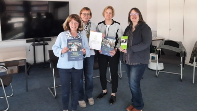 Mentale Gesundheit stärken; Martina Delker-Brenneker, Susanne Heinemeyer (beide Abteilung Gesundheitsvorsorge Kreis Höxter), Silke Nöller und Brigitte Schönheit (beide Projekt „Verrückt? Na und!” Nordrhein-Westfalen) bringen eine Regionalgruppe zur Unterstützung der psychischen Gesundheit junger Menschen für den Kreis Höxter auf den Weg. (Foto: Kreis Höxter)