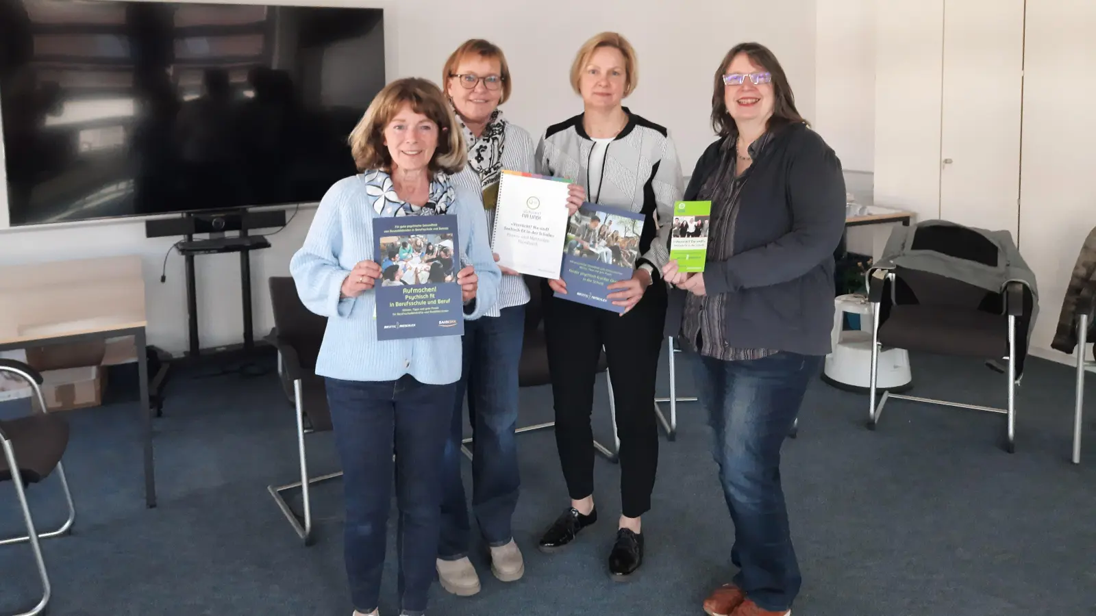 Mentale Gesundheit stärken; Martina Delker-Brenneker, Susanne Heinemeyer (beide Abteilung Gesundheitsvorsorge Kreis Höxter), Silke Nöller und Brigitte Schönheit (beide Projekt „Verrückt? Na und!” Nordrhein-Westfalen) bringen eine Regionalgruppe zur Unterstützung der psychischen Gesundheit junger Menschen für den Kreis Höxter auf den Weg. (Foto: Kreis Höxter)