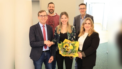 Herzlich willkommen bei der Hansestadt Warburg: Bürgermeister Tobias Scherf (vorne links) begrüßt Christina Zielinksi (vorne Mitte) als neue Leitung des Fachbereichs Ordnung und Soziales und freut sich gemeinsam mit ihrer Stellvertreterin Viktoria Scholand (vorne rechts), Sebastian Hoppe (hinten links: Leitung Personalrat) und dem ersten Beigeordneten Andreas Niggemeyer (hinten rechts) auf eine gute Zusammenarbeit. (Foto: Stadt Warburg)