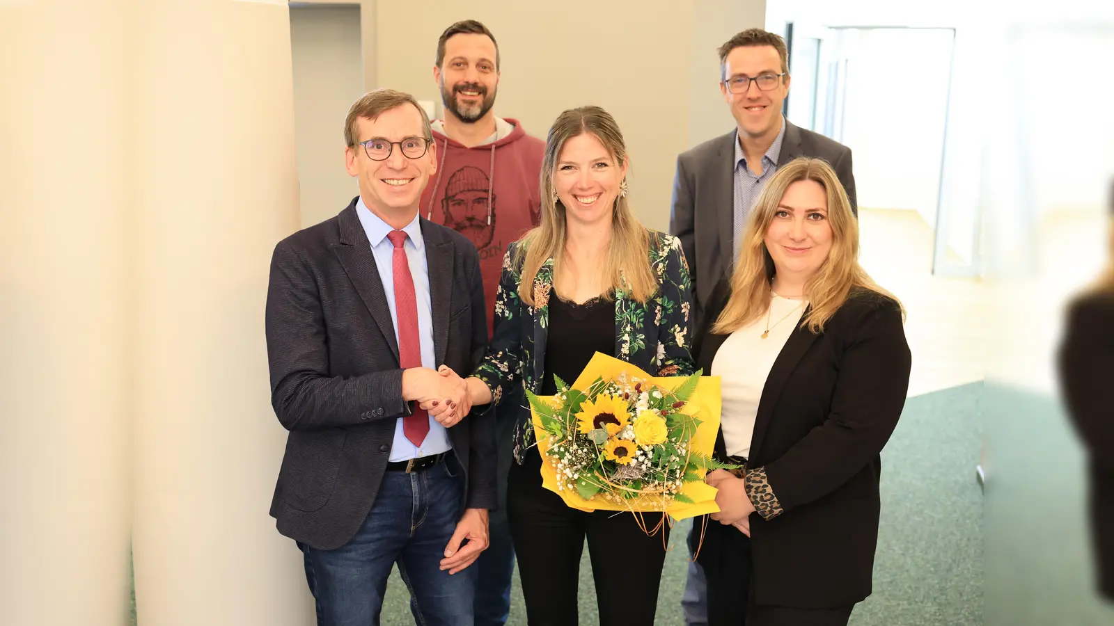 Herzlich willkommen bei der Hansestadt Warburg: Bürgermeister Tobias Scherf (vorne links) begrüßt Christina Zielinksi (vorne Mitte) als neue Leitung des Fachbereichs Ordnung und Soziales und freut sich gemeinsam mit ihrer Stellvertreterin Viktoria Scholand (vorne rechts), Sebastian Hoppe (hinten links: Leitung Personalrat) und dem ersten Beigeordneten Andreas Niggemeyer (hinten rechts) auf eine gute Zusammenarbeit. (Foto: Stadt Warburg)