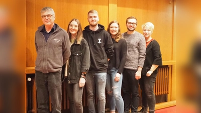 Stefan Schöttler, Alina Falke, Max Heising, Clara Pape, Jannik Bernard und Kathrin Mikus sind bereit, dem Hamlet die Stirn zu bieten. (Foto: privat)