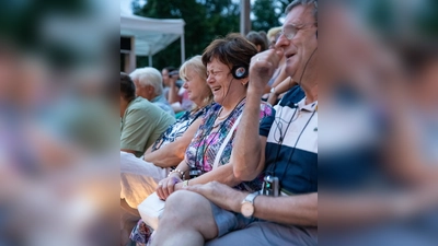 Bei einer Audiodeskription wird das Geschehen beschrieben und über Kopfhörer empfangen. (Foto: HörMal Audiodeskription)