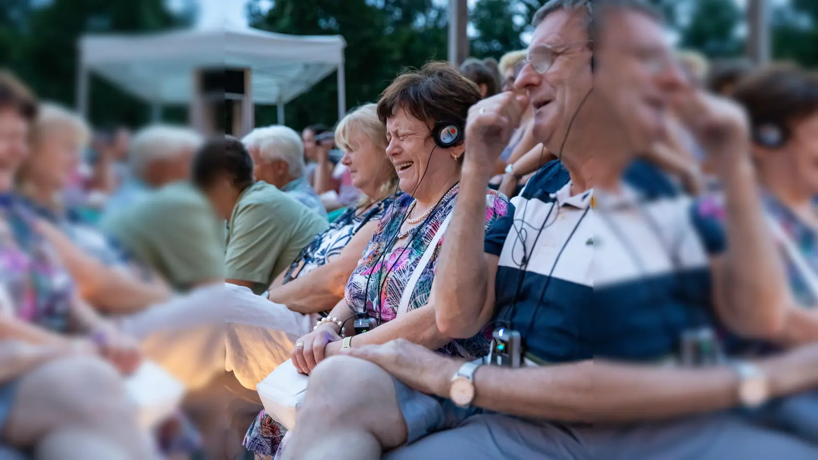 Bei einer Audiodeskription wird das Geschehen beschrieben und über Kopfhörer empfangen. (Foto: HörMal Audiodeskription)