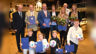Bürgermeister Hubertus Grimm und die Ehrenamtspreisträger Marian Struck, Harald Held, Beate Menge, Gerlinde Dierkes, der stellv. Bgm. Roger van Heynsbergen und Astrid Wortmann, sowie die Lebensretter Matteo Menzel, Emilian Rolff, Benno Hartmann und Jannes Oeleker.  (Foto: Barbara Siebrecht)