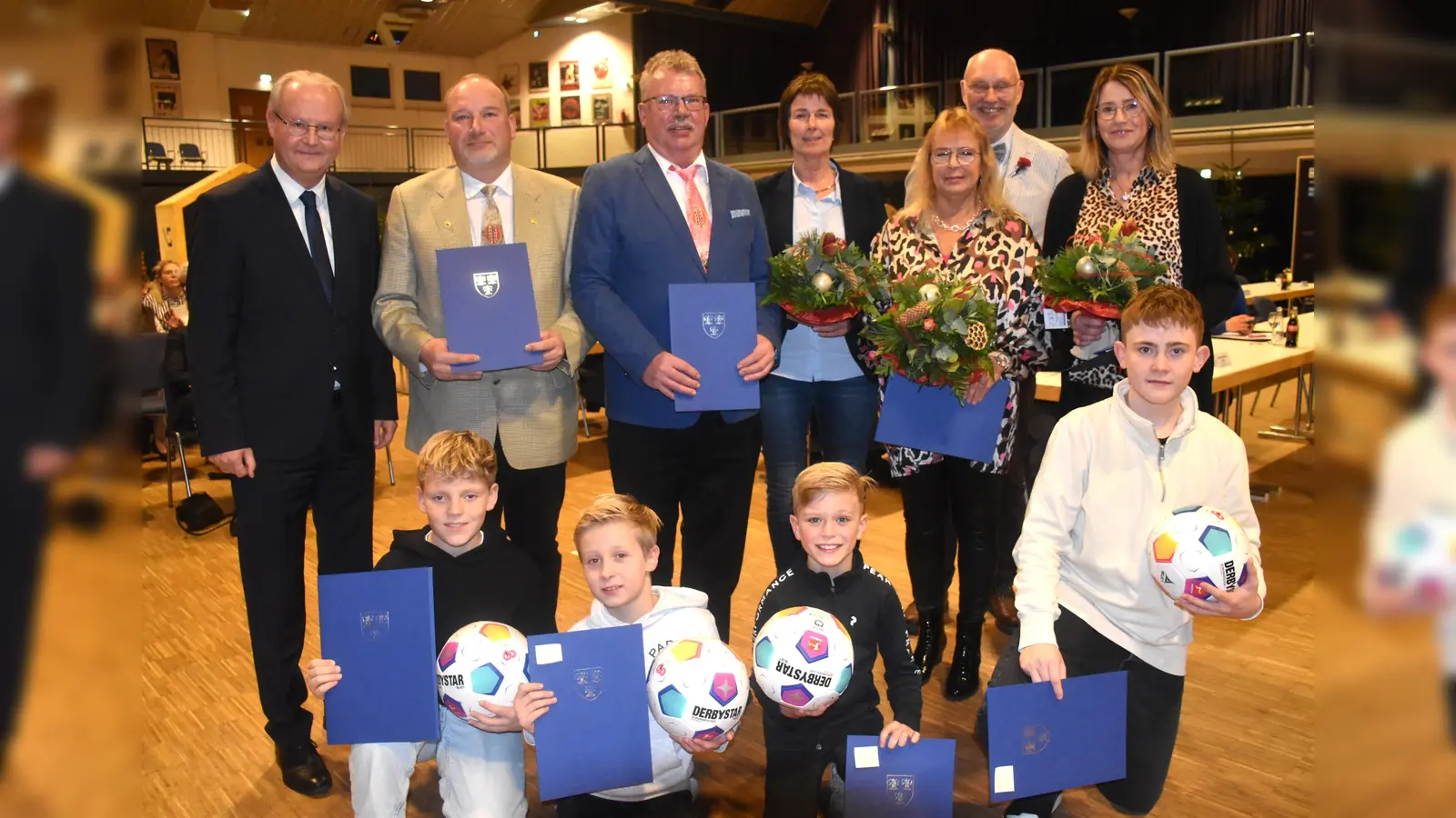 Bürgermeister Hubertus Grimm und die Ehrenamtspreisträger Marian Struck, Harald Held, Beate Menge, Gerlinde Dierkes, der stellv. Bgm. Roger van Heynsbergen und Astrid Wortmann, sowie die Lebensretter Matteo Menzel, Emilian Rolff, Benno Hartmann und Jannes Oeleker.  (Foto: Barbara Siebrecht)